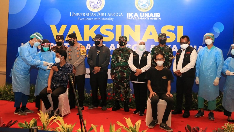 Gubernur Jatim, Khofifah Indar Parawansa saat memantau vaksinasi mahasiswa di Unair (Foto / Metro TV)