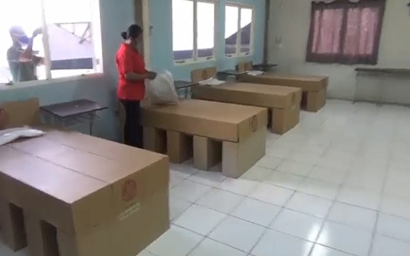 Bed terbuat dari kardus ini sengaja disiapkan untuk warga yang menjalani isolasi karena terpapar covid-19 (Foto / Metro TV)