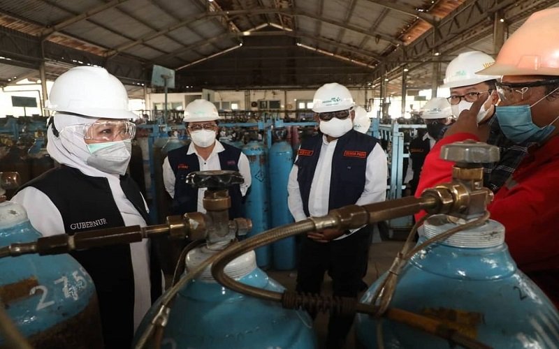 Gubernur Jawa Timur Khofifah Indar Parawansa melakukan sidak ke distributor oksigen PT Samator Gas Industri Madiun (Foto / Metro TV)