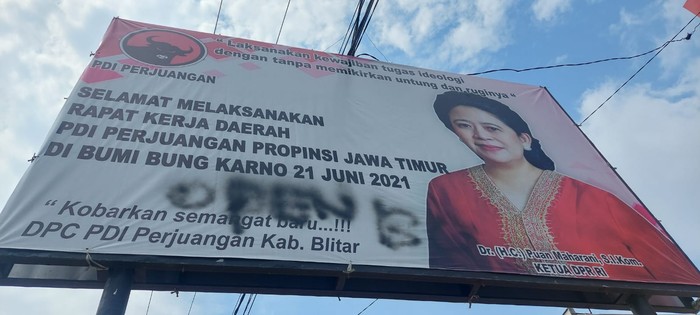 Salah satu vandalisme yang dilakukan di baliho Puan Maharani di Blitar (Foto / Istimewa)