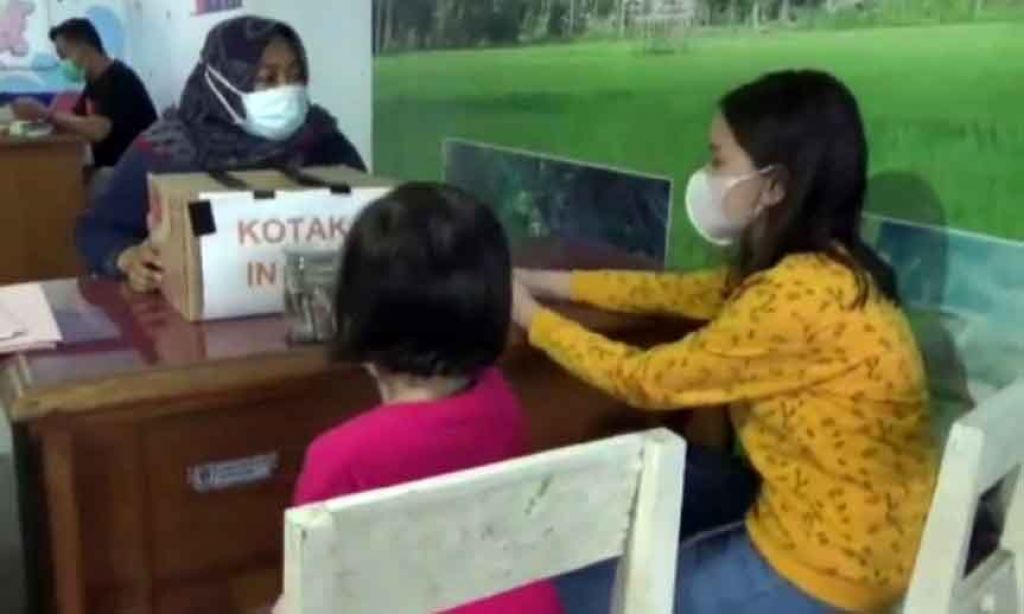 Adinda dan Arindra saat menyubangkan tabungan mereka untuk membeli oksigen pasien covid-19 (Foto / Metro TV)