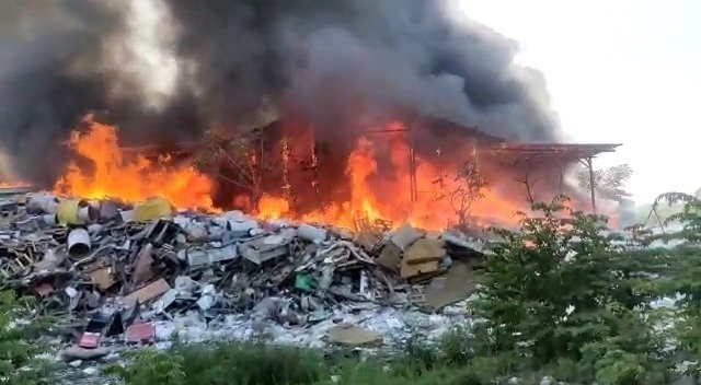 Kebakaran gudang barang bekas Mojokerto (Foto / Metro TV)