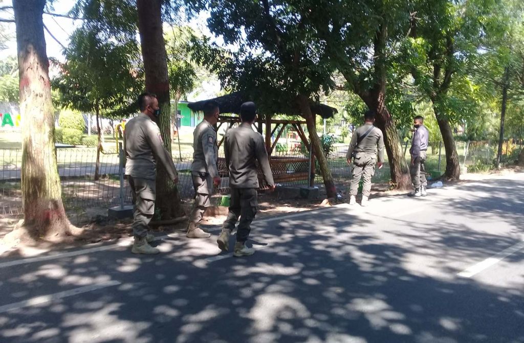 Sejumlah anggota Satpol PP mendatangi lokasi mesum dua remaja di Taman Maramis, Kota Probolinggo (Foto / Metro TV)