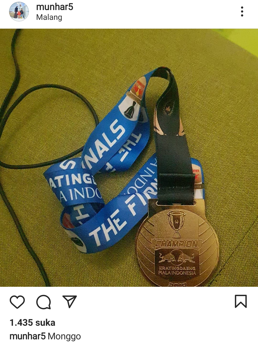 Di akun instagramnya, Munhar melelang medali juara Piala Indonesia saat membela PSM Makassar pada 2019 (Foto/ Istimewa)