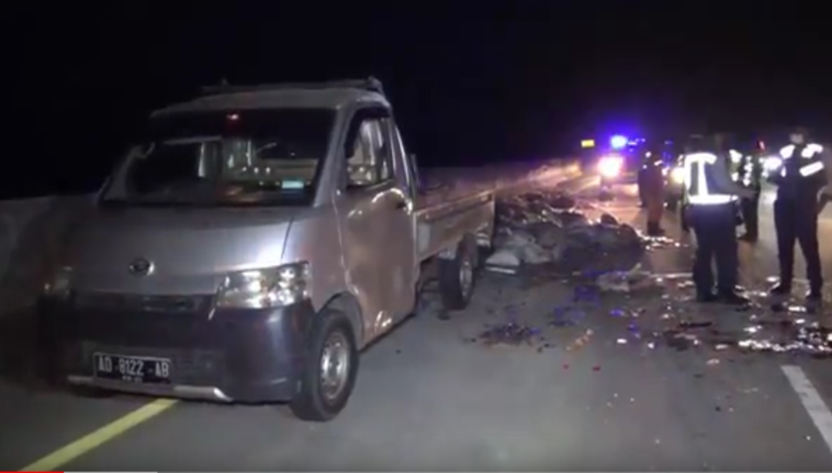 Pikap Muat Rongsokan Tabrak Pembatas Tol Ngawi, Sopir Tewas!