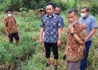 Wakil Bupati (Wabup) Rahmat Santoso melihat langsung pipa saluran limbah PT Greenfields. (ist)