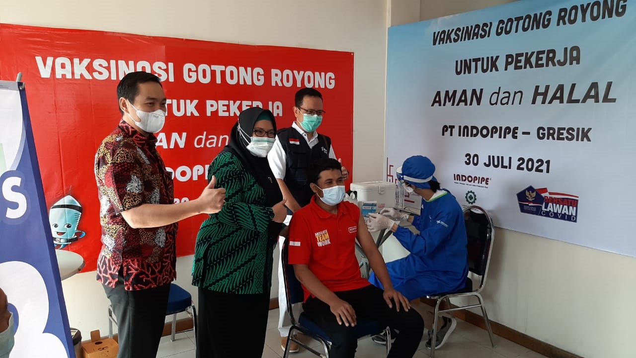 Wakil Bupati Gresik, Aminatun Habibah, bersama Presdir PT Indopipe Kukuh Wira Sarjana melihat proses vaksin gotong royong pada para pekerja PT Indopipe. (foto/huda/metrotv))
