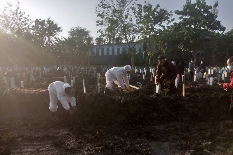 Pemakaman jenazah almarhum Ketua Fraksi Gabungan Partai Amanat Nasional (PAN) dan Partai Persatuan Pembangunan (PPP) DPRD Kota Surabaya Hamka Mujiadi di TPU Babat Jerawat, Kota Surabaya, Sabtu (31/7/2021). (FOTO ANTARA/HO-Surat-PAN Surabaya)