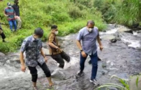 Sedih! Wabup Blitar Temukan Dusun Tanpa Listrik Saat Susuri Lereng Bukit