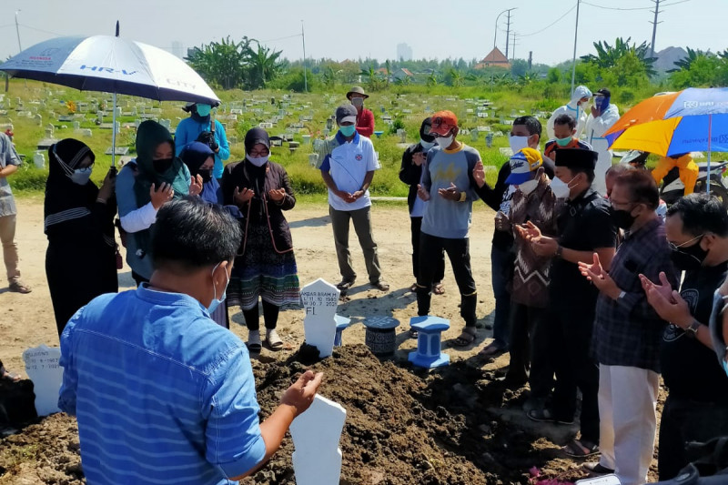 Mantan Wali Kota Surabaya Bambang Dwi Hartono bersama istrinya Dyah Katarina serta pengurus PDI Perjuangan menghadiri pemakaman jenazah putra Bambang, Akbar Bram Mahaputra, di TPU Keputih, Kota Surabaya, Sabtu (31/7/2021). (FOTO ANTARA/HO-PDIP Surabaya)