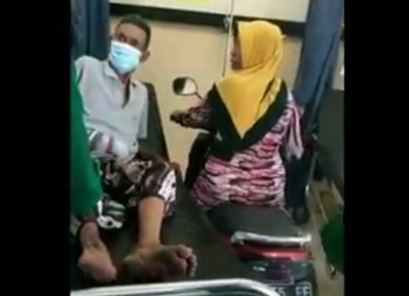 Aksi Sasmiati membawa motornya masuk UGD RS Mitra Sehat Situbondo. (metrotv)