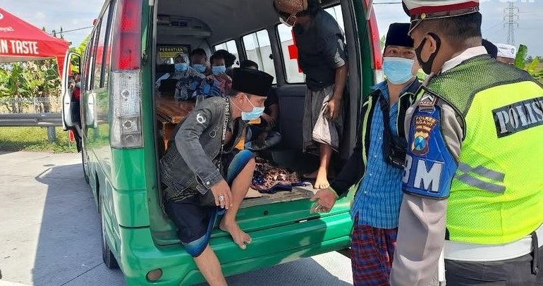 Mobil Jenazah covid-19 ditumpangi warga Madura untuk sekalian mudik diperiksa polisi (Foto / Metro Tv)