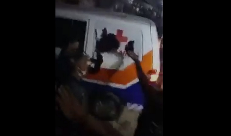 Tangkapan layar perusakan ambulan di Jember (Foto / Metro TV) 