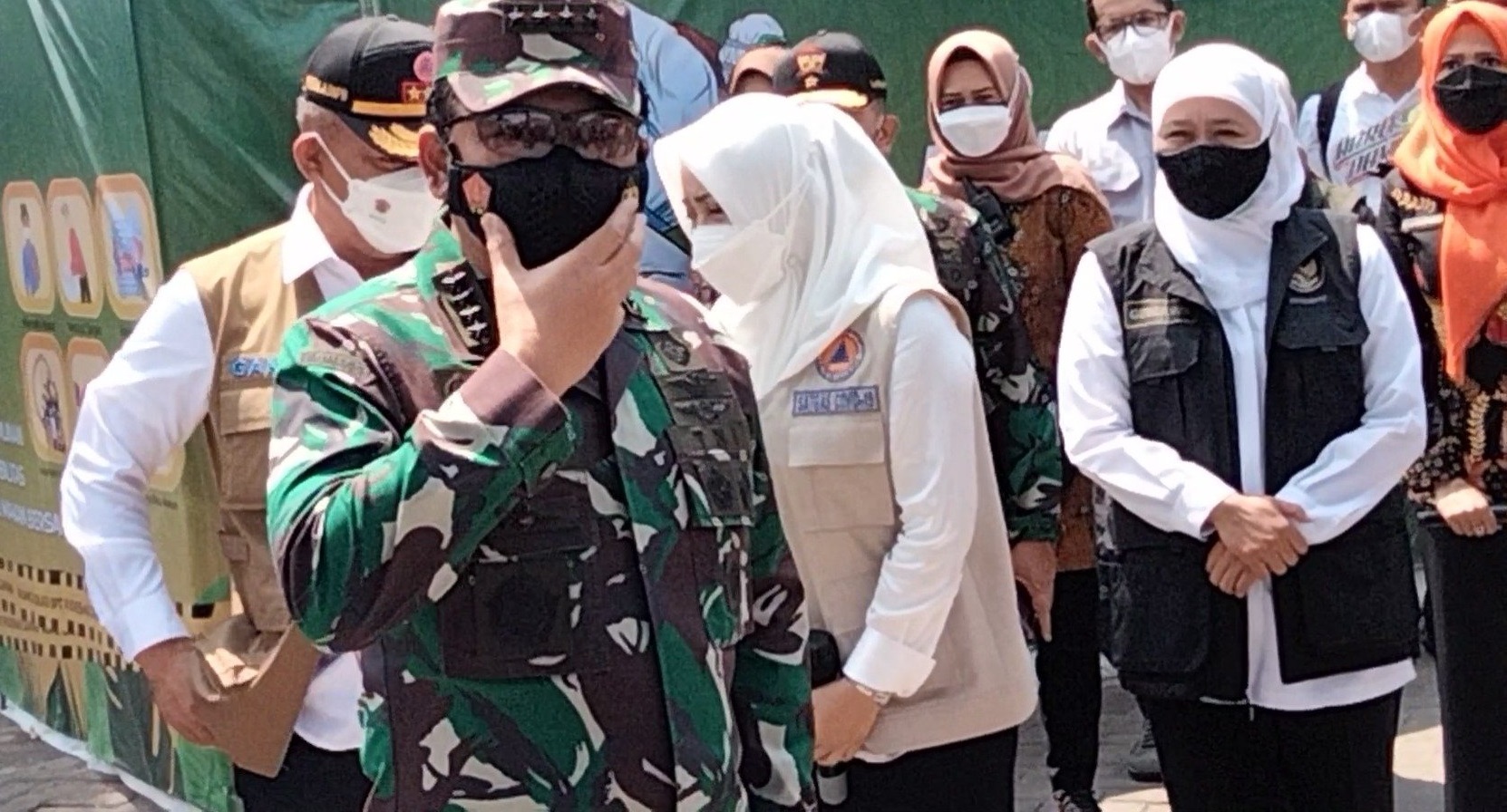 Panglima TNI Marsekal Hadi Tjahjanto saat meninjau  Puskesmas Gayaman di Kecamatan Mojoanyar, Kabupaten Mojokerto untuk mengecek aplikasi Silacak  (Foto / Metro TV)