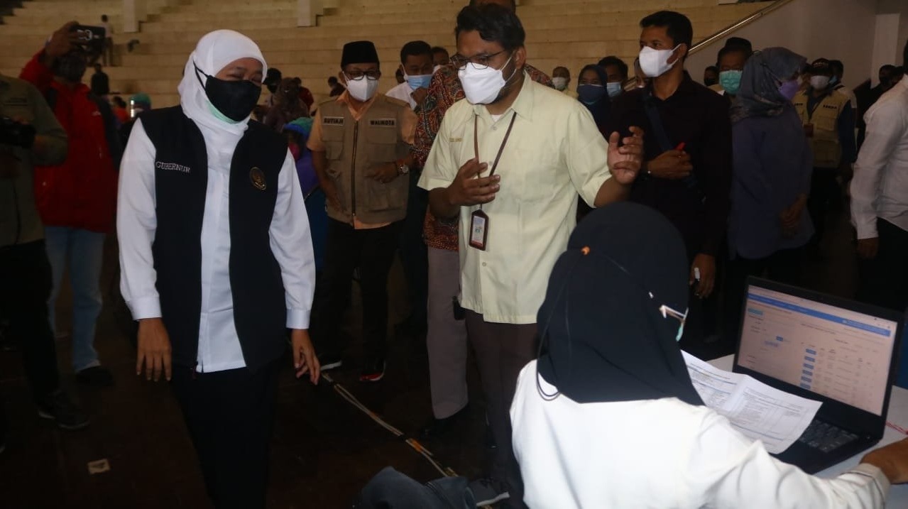 Gubernur Jatim, Khofifah Indar Parawansa meninjau vaksinasi dosis ke 3 di Malang (Foto / Metro TV)