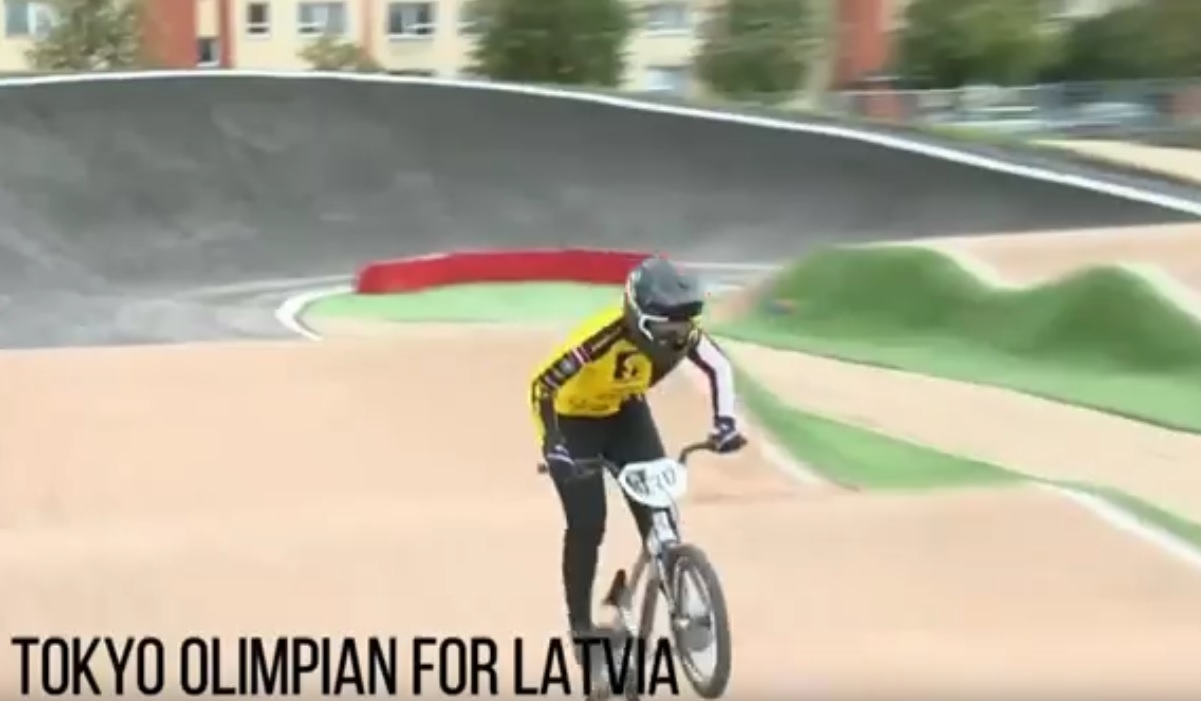 Aksi pembalap Latvia memakai sepeda buatan Gresik di Olimpiade Tokyo (ist)