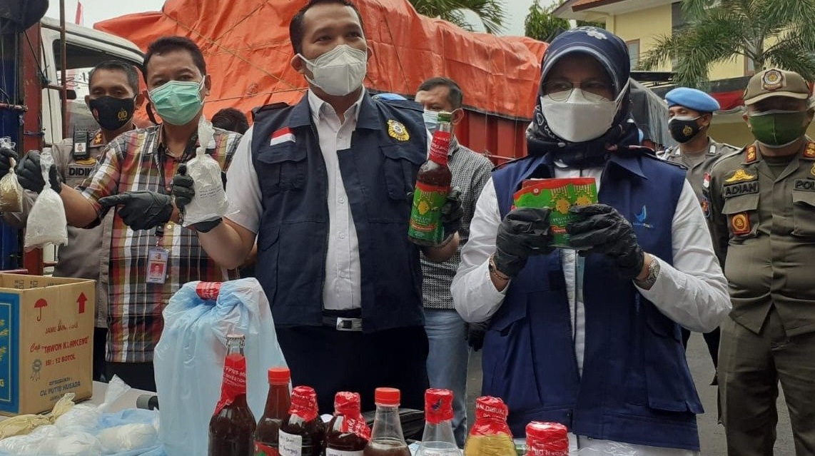 BPOM menunjukkan barang bukti jamu ilegal yang digeberek dari rumah produksi di Banyuwangi (Foto / Metro TV)