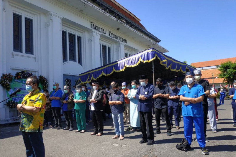 Shalat jenazah untuk mendiang Direktur Penunjang Medik Rumah Sakit Umum Daerah dr. Soetomo Surabaya Prof. Dr. Hendrian Dwikoloso Soebagjo, Foto: Antara