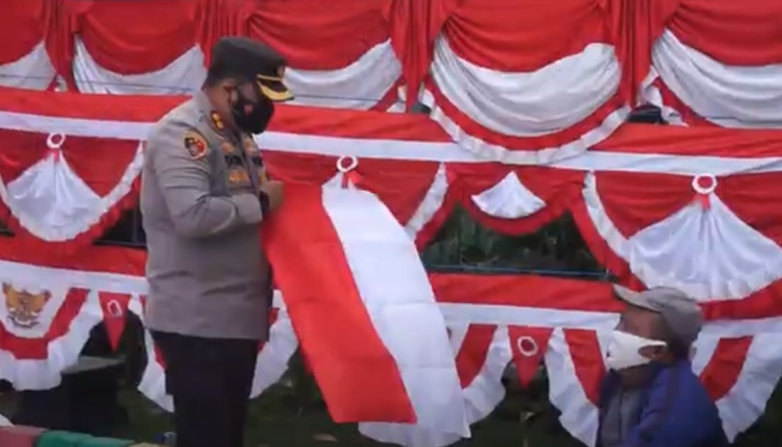 Kapolres Mojokerto, AKBO Dony Alexander  membeli beberapa bendera yang dijual pedagang di sekitar Satdion Gajah Mada. (metrotv)