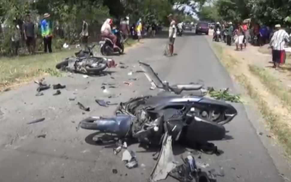 Dua motor ringsek setelah bertabrakan  di jalan Raya Desa Kandangan, Kecamatan Kota Ngawi. (metrotv)