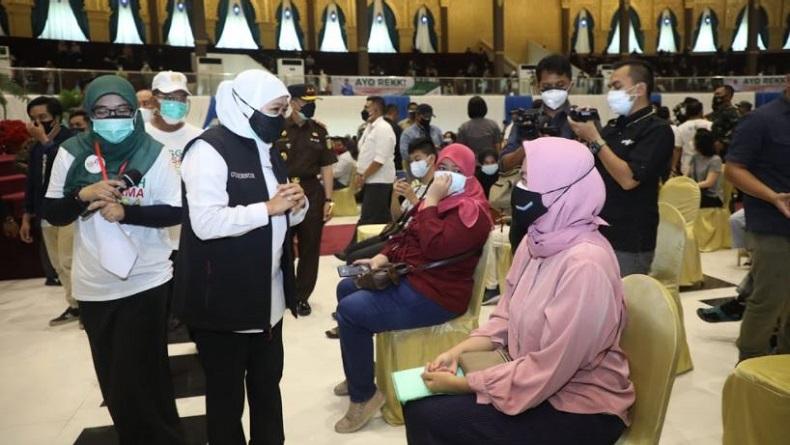 Gubernur Jatim, Khofifah Indar Parawansa saat memantau vaksinasi mahasiswa di Surabaya (Foto / Metro TV)