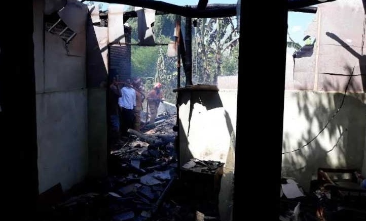 Dua rumah dan sapi di Gresik terbakar (Foto / Metro TV)