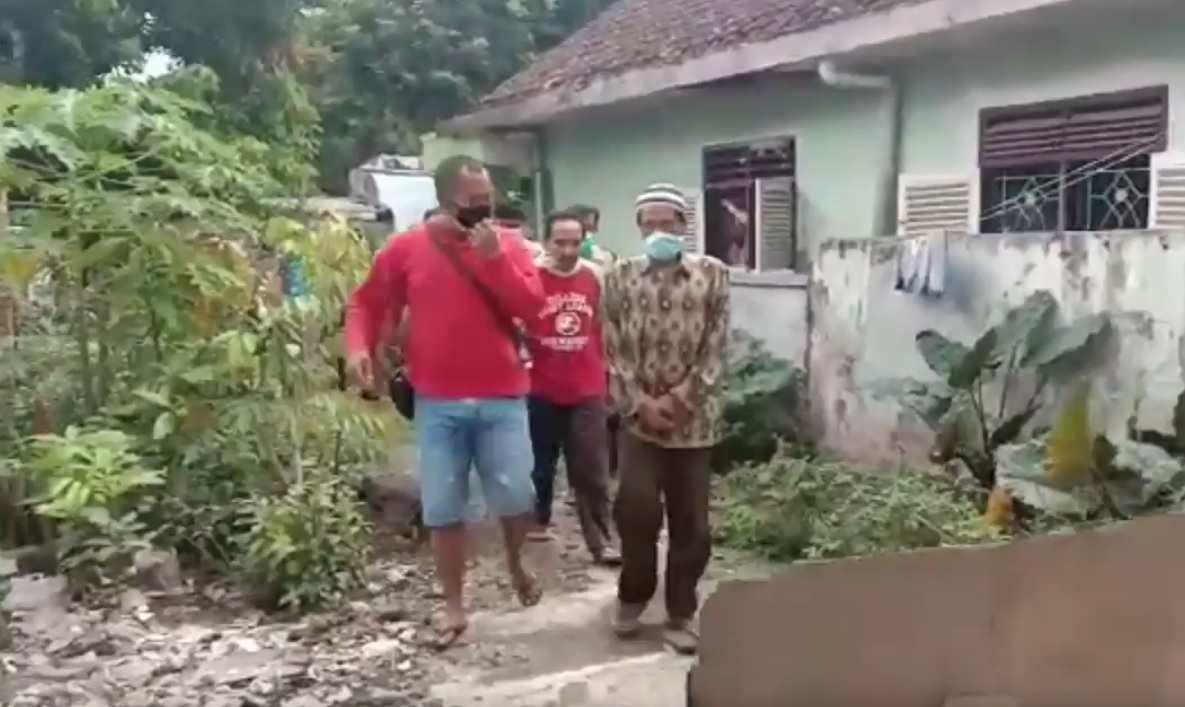 Polisi membawa AB untuk melakukan olah TKP terkait kasus snack berisi silet di Jember (Foto / Metro TV)