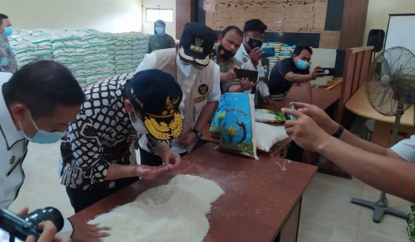 Emil Temukan Beras Bantuan Kemensos di Bangkalan Tak Layak Konsumsi