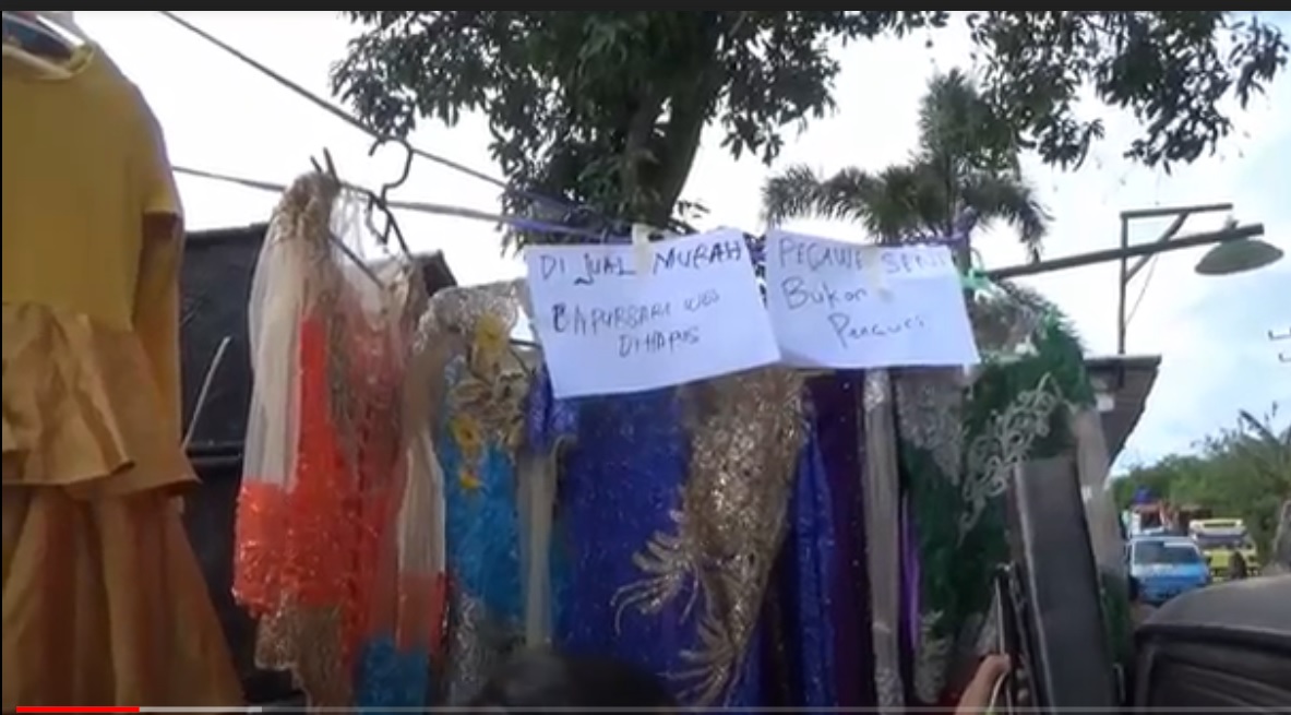 Baju-baju manggung milik penyanyi di Ngawi dijual di tepi jalan. (metrotv)