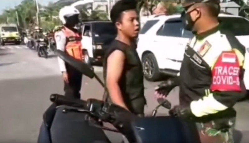 Pemuda berkaos hitam ini ngamuk dan melawan petugas setelah ditegur tak kenakan masker (Foto / Metro TV)