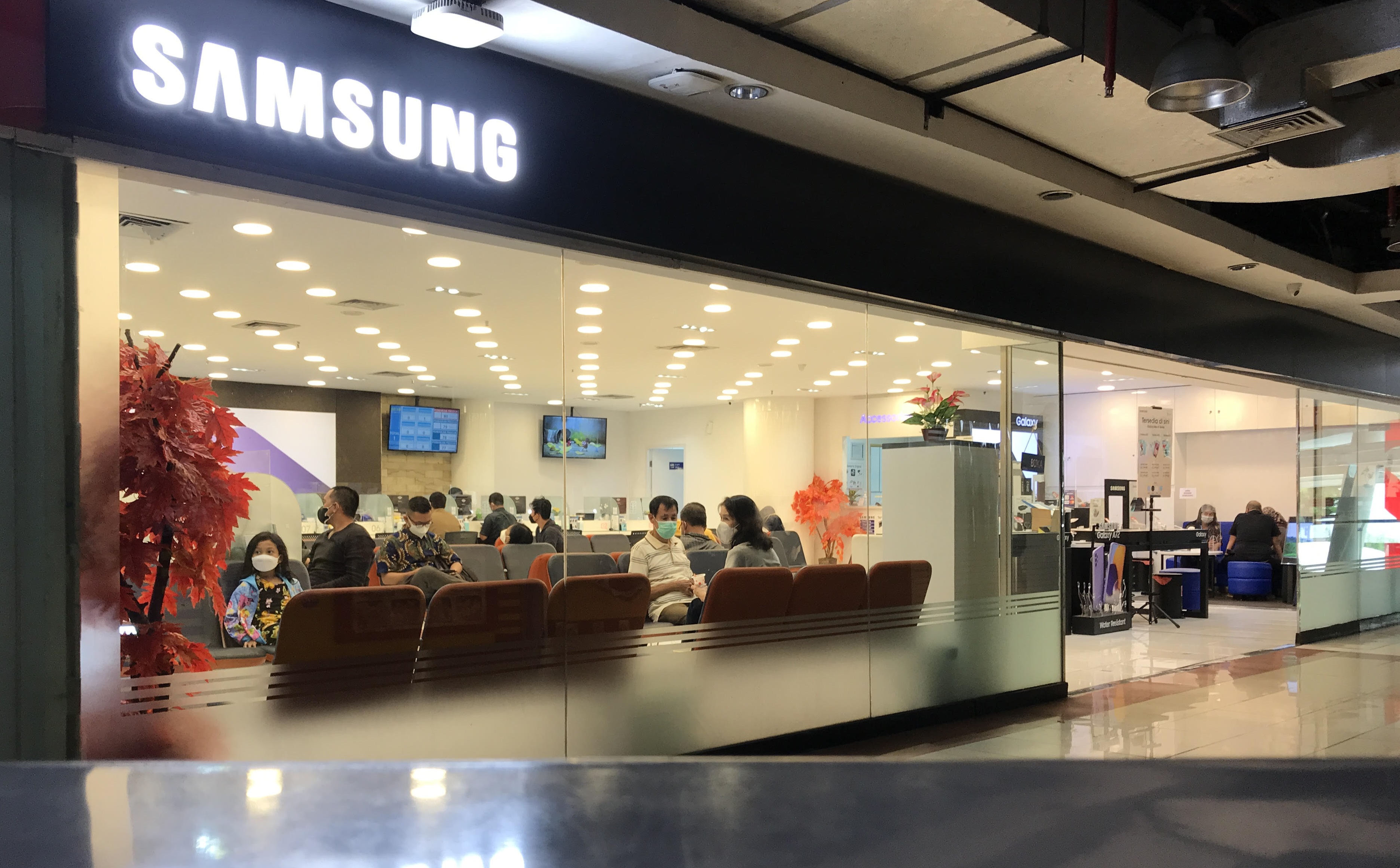 Kondisi gerai Samsung yang masih buka di mal WTC di tengah perpanjangan PPKM Level 4 (Foto / Clicks.id)