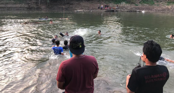 Dua pelajar tenggelam saat mencari kijing di Bengawan Madiun (Foto / Metro TV)