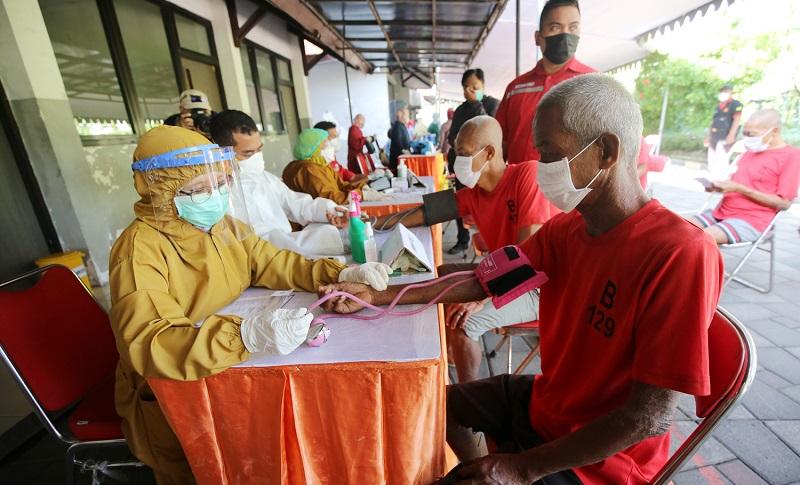 Penghuni Liponsos Surabaya menjalani vaksinasi (Foto / Metro TV)