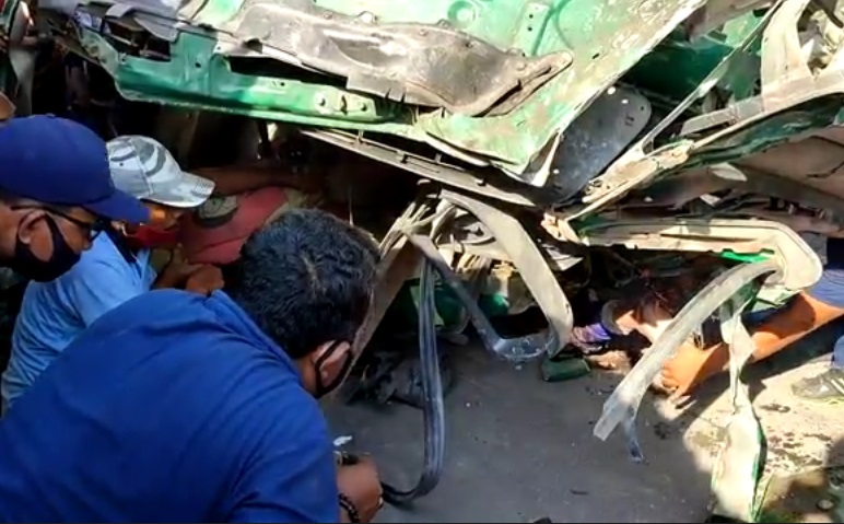 Truk Kontainer Terbalik usai Tabrak Sedan di Gresik