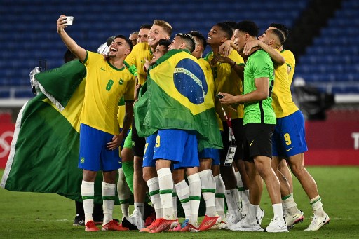 Selebrasi pemain Brasil usai mengalahkan Spanyol. (ist) 