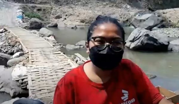 Ambrol Tak Kunjung Diperbaiki, Warga Pasuruan Bangun Jembatan Bambu