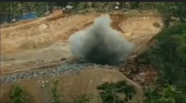 Peledakan Bukit Proyek Bendungan Bagong Rusak Puluhan Rumah Warga