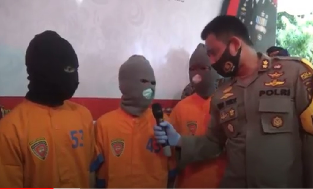 Kapolres Lumajang, AKBP Eka Yekti Hananto Seno mengintrogasi tiga pelaku pembunuhan yang masih di bawah umur. (metrotv)