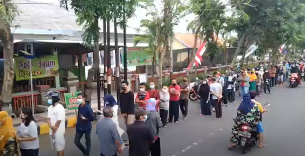 Antrean panjang terjadi saat vaksinasi ddi Puskesmas Kelurahan Demangan, Kecamatan Taman, Kota Madiun. (metrotv)