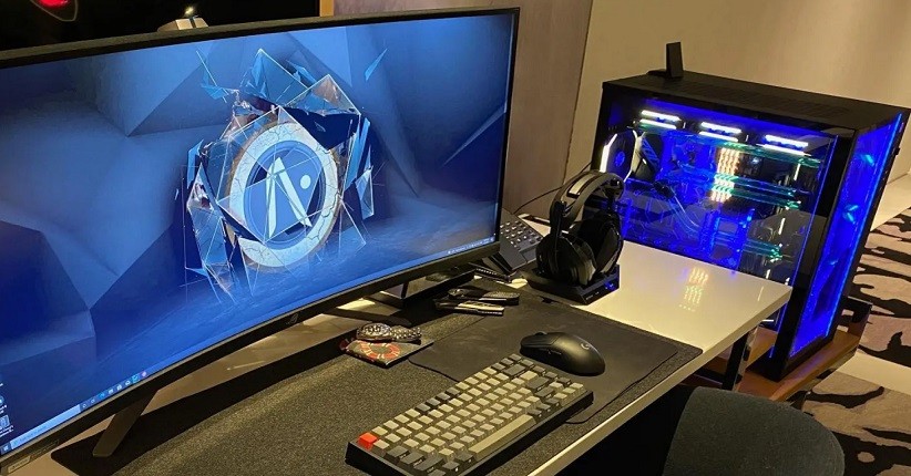 Pria ini menyulap kamar hotelnya menjadi kamar idaman para gamer supaya ia betah saat menjalani karantina (Foto / Istimewa)