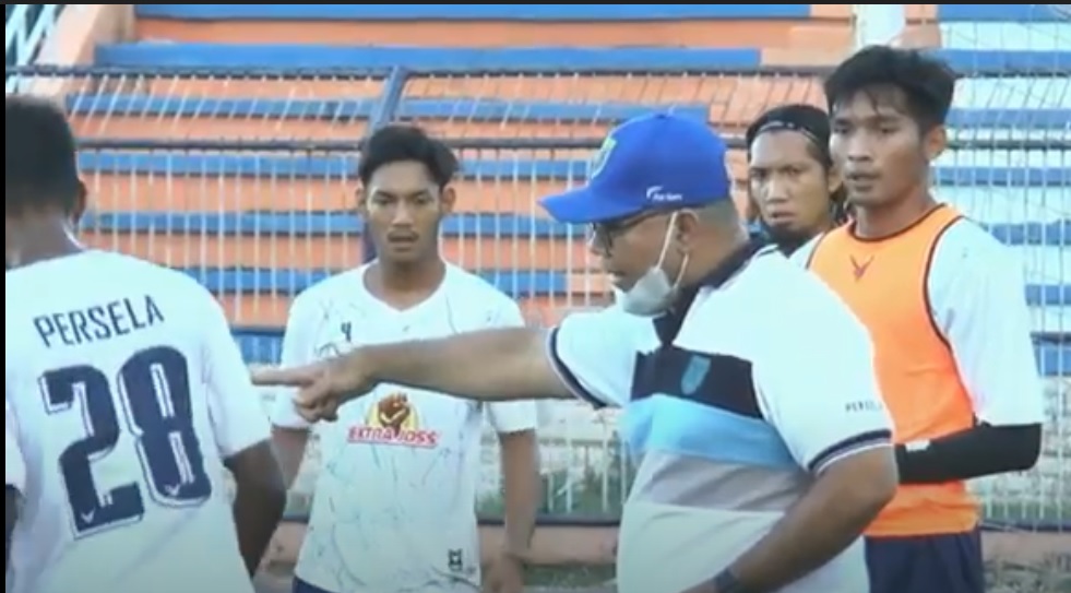 Pelatih Persela, Iwan Setiawan memberikan instruksi kepada pemain. (metrotv)