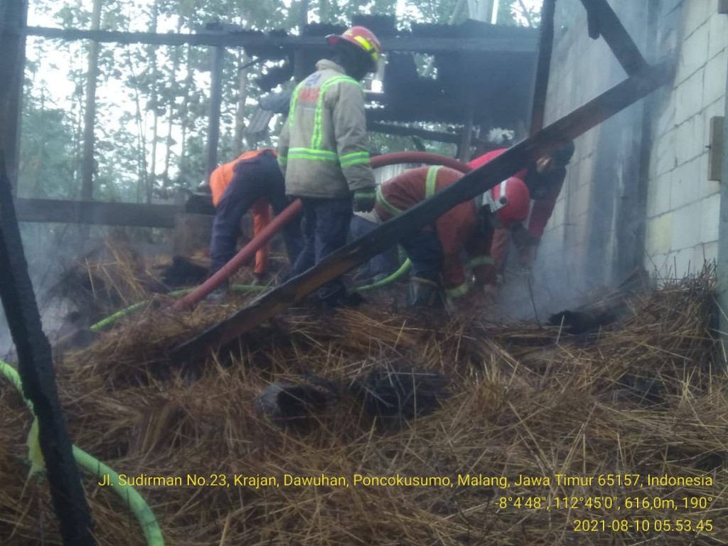 Sebuah pabrik industri rumahan (home industri) tusuk sate di Dusun Gadungan, Desa Karanganyar, Kecamatan Poncokusumo, Kabupaten Malang, Jawa Timur, dilalap api, Senin 9 Agustus 2021/istimewa.