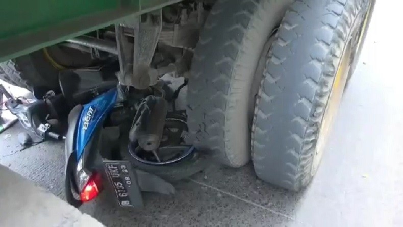 Tragis, 1 Keluarga Kediri Tewas Terlindas Truk