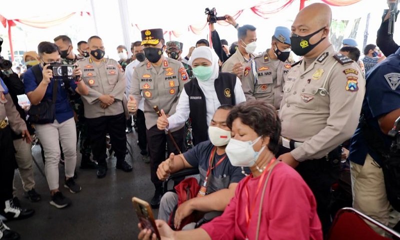 Gubernur Jatim bersama Kapolda Jatim meninjau vaksinasi odgj dan disabilitas (Foto / Metro TV)