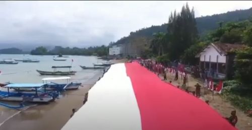 Bendera merah putih sepanjang 76 meter dibentangkan di Pantai Selatan Trenggalek. (metrotv)