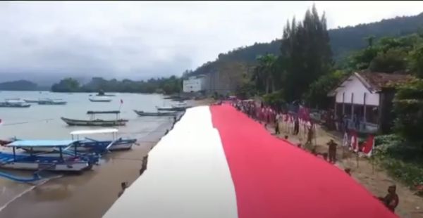 Bendera Raksasa Terbentang di Pantai Selatan Trenggalek