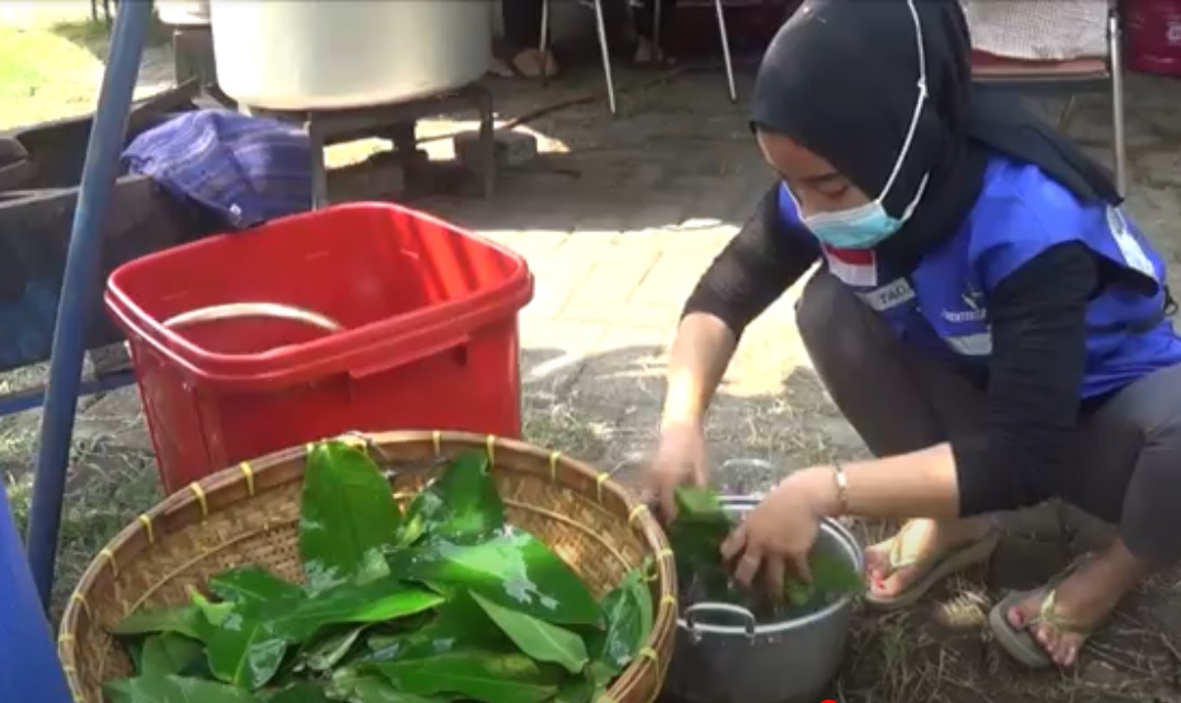 Relawan Tagana Jombang membersihkan bahan pembuat jamu. (metrotv)