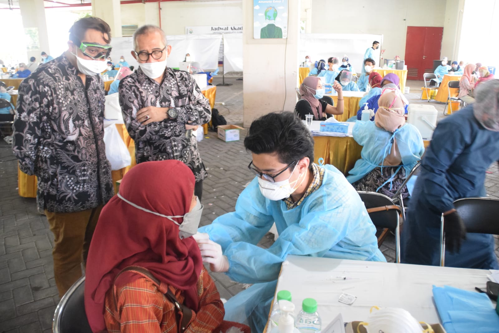 Rektor Unusa, Prof. Achmad Jazidie saat mengecek proses vaksinasi di Unusa (Foto / Hum)