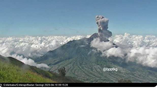 19 Desa di Megelang Terkena Hujan Abu Vulkanik Gunung Merapi