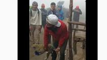 Salah satu pengunjung gunung Lawu menangkap monyet yang membawa hpnya (Foto / Istimewa)